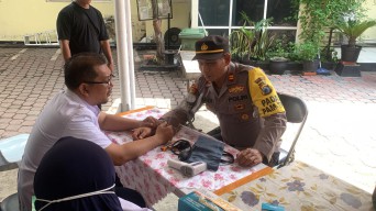 Klinik Pratama Polres Tanjung Perak Gelar Safari Kesehatan Petugas Pelaksana Pemilu di PPK