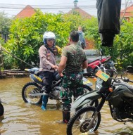 Sinergitas, Polisi Bersama TNI dan BPBD Tangani Banjir di Sidoarjo