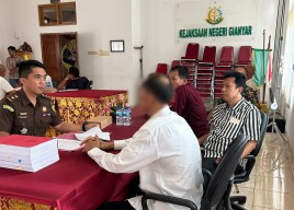 Tersangka Perkara Dugaan Tindak Pidana Korupsi LPD Desa Adat Kedewatan dan Barang Bukti Diserahkan ke Pengadilan