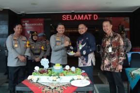 Dukung Zero Emisi, Polresta Malang Kota Terima Sertifikat Dekarbonisasi Partner dan Pohon Dari Pertamina