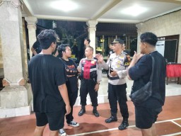 Polsek Kuta Laksanakan Blue Light Patrol Sambang Muda Mudi Pembuat Ogoh Ogoh 