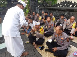 Gelar Sembahyang Bersama, Polsek Mengwi Tingkatkan Srada Bhakti