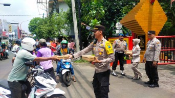 Jaga Rekapitulasi Suara Pemilu 2024 di PPK Polsek Simokerto Sempatkan Untuk Bagikan 100 Nasi Kotak
