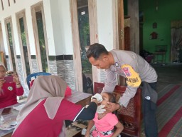 Dampingi Warga Binaannya, Pak Bhabin Polres Ngawi Turut Sukseskan Program Imunisasi Polio