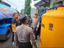 Kapolsek Tanggulangin Menyalurkan Bantuan Air Bersih Kepada Warga Terdampak Banjir