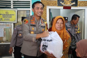 Polres Buleleng Gelar Minggu Kasih dengan Warga Kampung Kajanan, Pasca Pemilu 2024