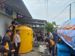 Polisi Beri Bantuan Air Bersih Untuk Warga Terdampak Banjir di Sidoarjo