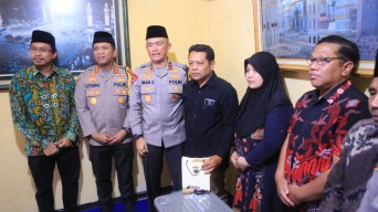 Kapolda Jatim Takziah ke Rumah Duka Anggota PPS, Turut Belasungkawa dan Beri Santunan