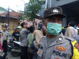 Polsek Simokerto Bantu Amankan Pembagian Bansos Berupa 1645 Beras Gratis di Kelurahan Simolawang  