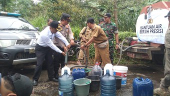 Gelar Baksos Polres Probolinggo Distribusikan Air Bersih Untuk Warga di Lumbang
