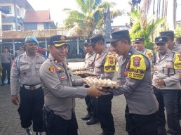 Kapolsek Mengwi Berikan Reward Kepada Seluruh Anggota Polsek 