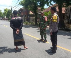 Peran Aktif Babinsa Amankan Upacara Pitra Nyadnya Warga Lingkungan Samplangan