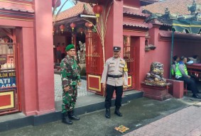 Rayakan Tahun Baru Imlek 2575, Babinsa Pantau Keamanan Ibadah Umat Konghucu Sangging