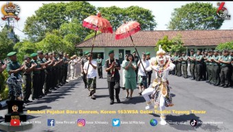 Korem 163 WSA Gelar Tradisi Tepung Tawar Sambut Pejabat Baru Danrem