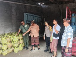 Kapolsek Densel Bersama Forkompincam Cek Sediaan LPG 3 Kg di Denpasar Selatan