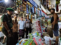 Kapolsek Densel Bersama Forkopincam Cek Stok dan Harga Sembako di Pasar Tradisional Jelang Hari Raya