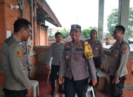 Kapolsek Denbar Kontrol Sidang Pleno Pemilu 2024 di Gudang Logistik PPK Kompyang Sujana