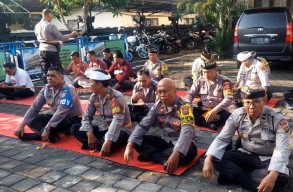 Mohon Kedamaian Pasca Pemilu, Polsek Denbar Gelar Sembahyang Purnama Sasih Kesanga