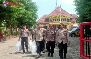 Polsek Simokerto Aktif Dalam Melaksanakan Kegiatan Jumat Berkah, Warga Sangat Antusias dan Senang