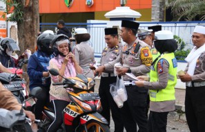 Ops Keselamatan Semeru 2024 di Bulan Ramadhan Polres Jember Berbagi Takjil Sambil Ajak Warga Tertib Lalin
