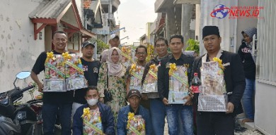 Dirut PT. News Mila Jaya dan PT. Umar Sukses Jaya Bagi Parcel Lebaran Kepada Semua Anggotanya