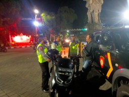 Polsek Denbar Atensi Jamin Kelancaran Gladi Resik Parade Ogoh-ogoh Kesanga Fest 2024
