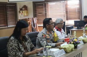 Kapolres AKBP Teguh Priyo Wasono Melaksanakan Jumat Curhat Dengar Warga NTT