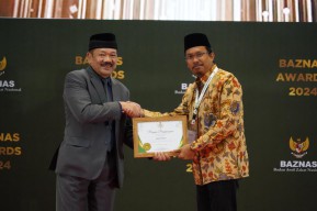 Gus Muhdlor Raih Penghargaan Pengelolaan Zakat Terbaik dari Baznas RI