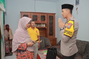 Kapolres Jember Serahkan Santunan Untuk Keluarga Anggota KPPS Yang Meninggal
