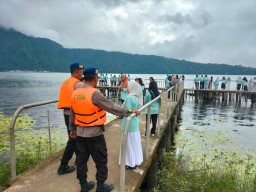 Polres Tabanan, melalui Personil Satpolairud Sambangi DTW dan Patroli Air