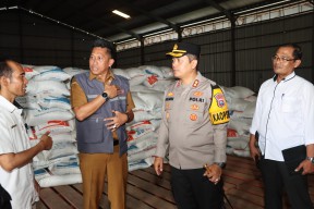 Pastikan Stok Beras Aman Selama Ramadhan, Kapolres Sumenep Cek Gudang Bulog
