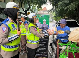 Sosialisasi Ops Keselamatan Semeru 2024, Satlantas Polrestabes Surabaya Sambil Berbagi