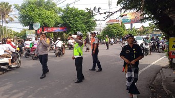 Sinergisitas, Polsek Dentim, TNI, Pecalang dan Inkait Amankan Prosesi Melasti