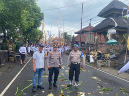 Polsek Mengwi Amankan Tradisi Mekotekan Hari Raya Kuningan Desa Munggu