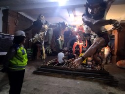 Pasca Pemilu, Pastikan Harkamtibmas Kondusif Sambut Nyepi, Bluelight Patrol Polsek Denbar Sambangi Banjar