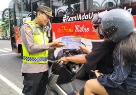 Bagikan Brosur dan Imbauan Kamseltibcarlantas dalam Operasi Keselamatan Agung 2024