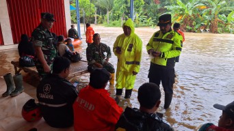 Sejumlah Desa Tergenang Banjir Efek Hujan Deras, Wakapolres Bangkalan Gerak Cepat Evakuasi Warga