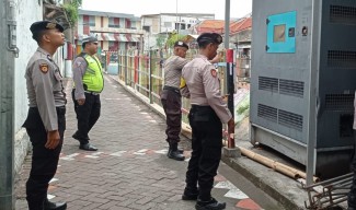 Polsek Simokerto Lakukan Deteksi Dini Saat Cuaca Hujan Untuk Antisipasi Banjir Seperti di Mojokerto