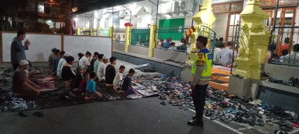 Guna Nyaman dan Aman, Personil Polsek Denbar Atensi Shalat Tarawih
