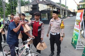 Hari Pertama Puasa Ramadhan, Polres Nganjuk Berbagi Takjil Untuk Pengguna Jalan