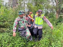 Babinsa Rendang Bantu Evakuasi Pendaki Meninggal di Puncak Gunung Agung