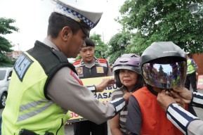 Polres Ponorogo Ajak Warga Tertib Lalin Dengan Beri Helm Gratis Pada Pengendara di Operasi Keselamatan Semeru 2024