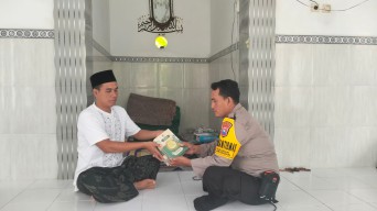 Sambut Ramadhan, Polres Pamekasan Berbagi Al-Quran Untuk Ponpes dan Tempat Ibadah