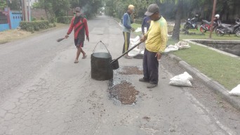 Jalan Berlubang Ruas Lingkar Timur dan Brigjen Katamso Waru Mulai Diperbaiki Dinas PU Bina Marga Sidoarjo