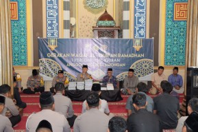 Sambut Ramadhan Polres Lamongan Waqaf 973 Al-Quran ke Masjid dan Mushola