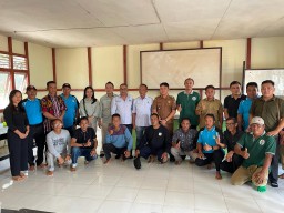 PT. Mayawana Persada Berikan Ambulance Untuk Desa Sekucing Labai