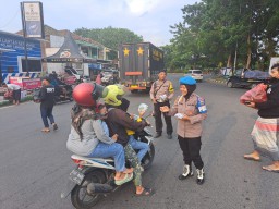 Komunitas Bonek dan Polsek Tanggulangin Bagikan Takjil Dalam Rangka Sambut Ramadhan 1445 H