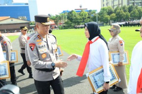 Pimpin Upacara Hari Kesadaran Nasional Kapolda Jatim Beri Penghargaan 35 Anggota Berprestasi