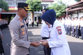 Kapolres Ponorogo Beri Kartu BPJS Ketenagakerjaan Untuk 97 PHL