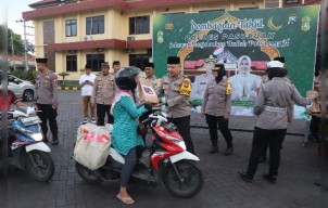 Semarak Ramadhan, Polres Pasuruan Bagi Takjil Gratis ke Pengendara
